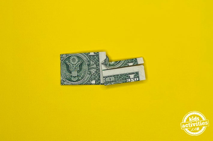 Bouteille en origami en forme de billet d'un dollar - Étape 6 - Pliez le bord supérieur de la couche supérieure jusqu'à la ligne médiane, créant ainsi un triangle.  Aplatissez-le.  Tutoriel du blog d'activités pour enfants