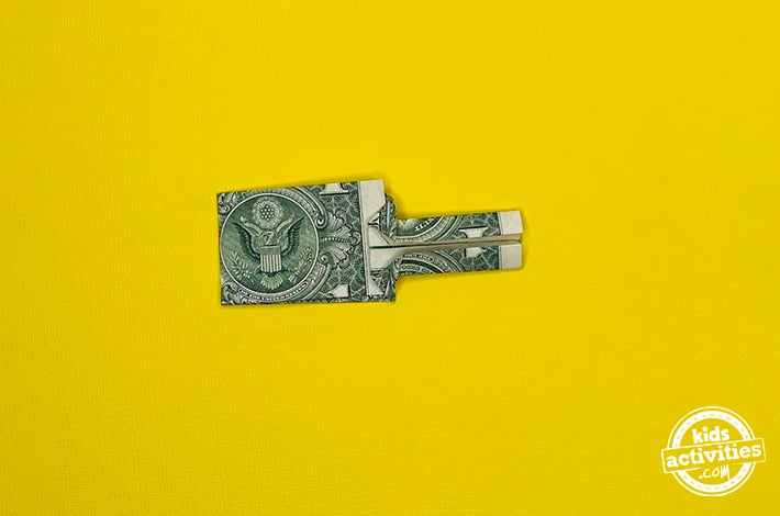 Bouteille en origami en forme de billet d'un dollar - Répétez la dernière étape pour le bord inférieur, puis faites pivoter la figurine jusqu'à ce que ces plis soient pointés vers le haut.  - Tutoriel du blog d'activités pour enfants