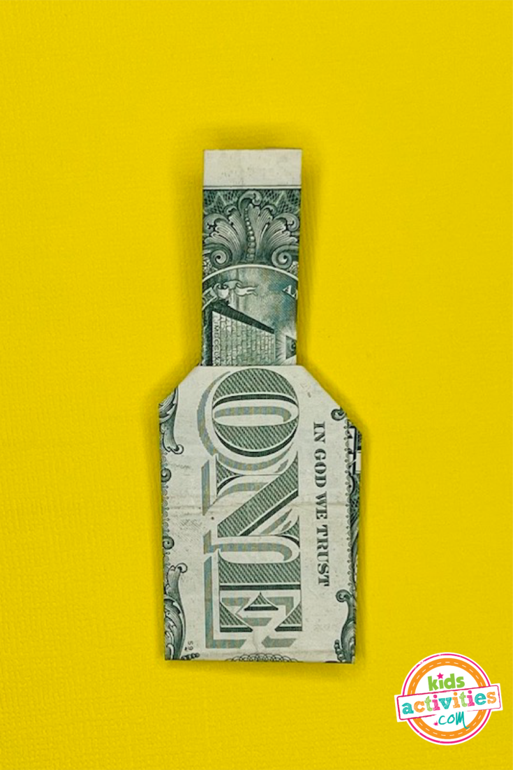 Résultat final - bouteille d'origami en billet d'un dollar sur fond jaune.