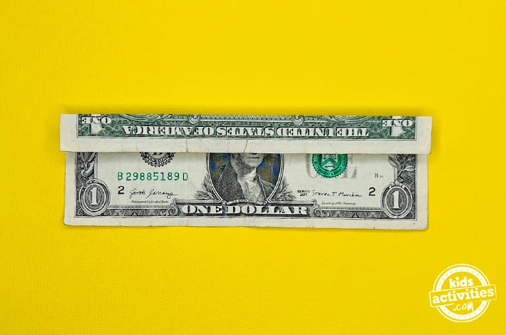 Bouteille en origami en forme de billet d'un dollar - Étape 2 - Amenez le bord supérieur vers le pli que vous venez de créer.  Tutoriel du blog d'activités pour enfants