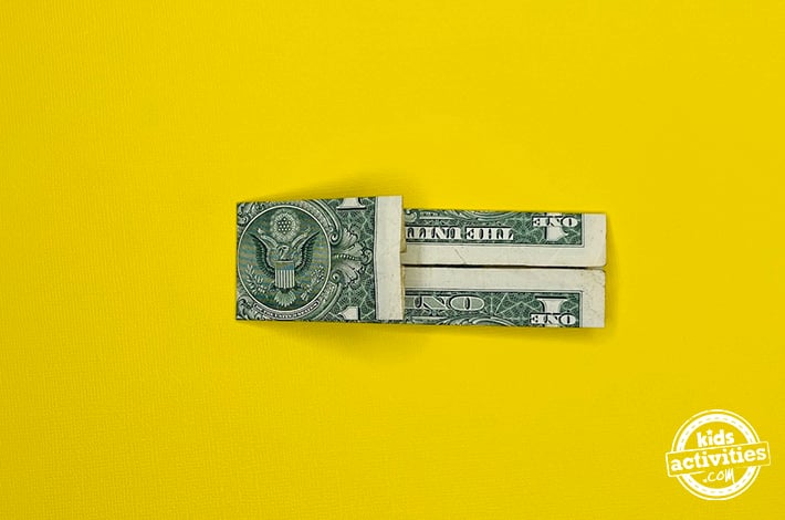 Bouteille origami en forme de billet d'un dollar - Étape 3 - Divisez le billet en 3 parties à peu près égales et pliez le côté gauche vers l'intérieur.  Tutoriel du blog d'activités pour enfants