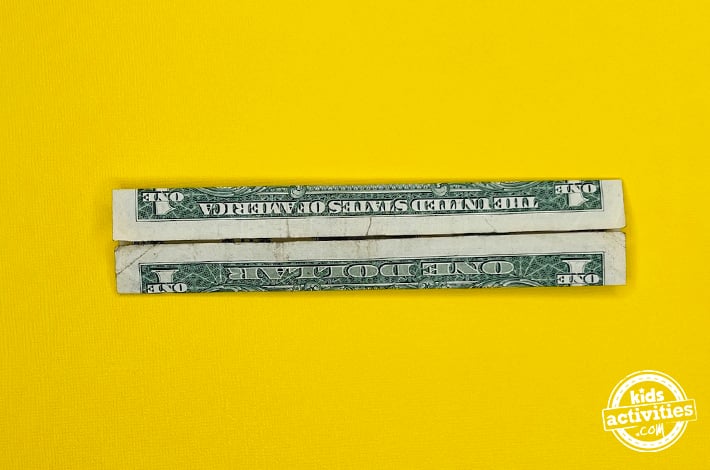 Bouteille en origami en forme de billet d'un dollar - Étape 2 - Amenez les bords supérieur et inférieur vers le pli que vous venez de créer.  Tutoriel du blog d'activités pour enfants
