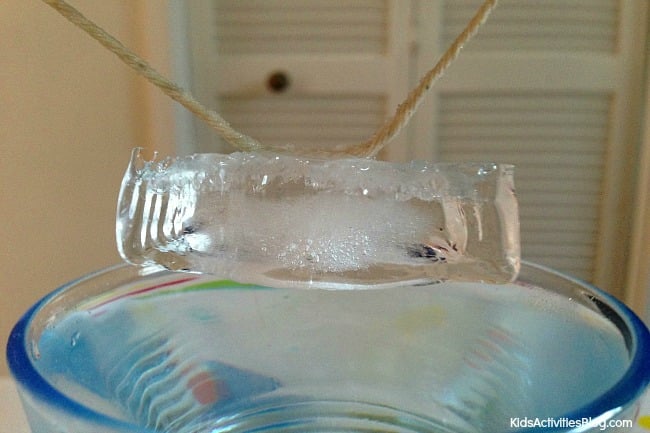 Les enfants découvrent la température de congélation de l'eau grâce à cette expérience avec du sel