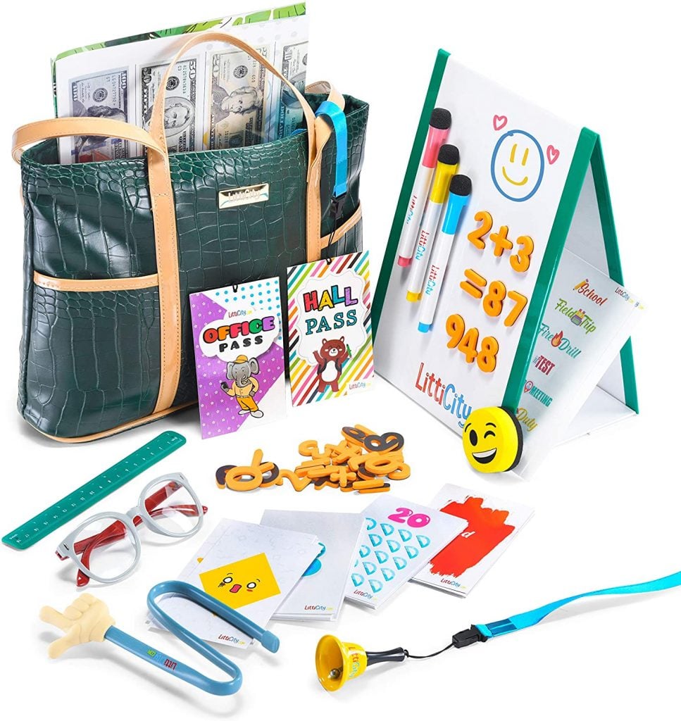 Le kit de jeu d'imitation pour enseignant d'Amazon comprend un sac d'enseignant, un laissez-passer pour le hall, un tableau blanc et des marqueurs et bien d'autres objets mignons pour l'enseignant comme des crayons, des lunettes, des autocollants alphabet et une cloche.