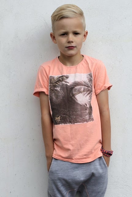 coiffures petits garçons - longues sur le dessus et rasées sur les côtés de chez Groovy Baby - petit garçon avec coupe courte