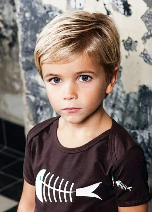 coiffures pour petits garçons - cheveux plus longs sur le dessus balayés sur le côté