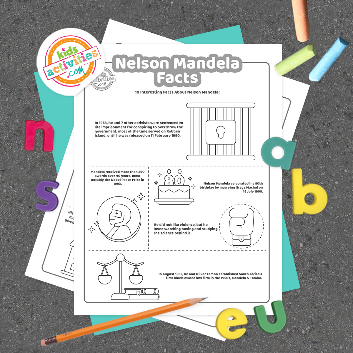 Pages à colorier en noir et blanc avec des faits sur Nelson Mandela posés sur une feuille bleu-vert avec des lettres multicolores sur un fond en bois clair.
