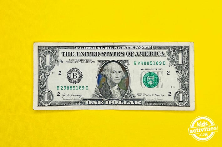 Bouteille en origami avec billet d'un dollar - Étape 1 - Commencez avec un billet d'un dollar bien net.  Tutoriel du blog d'activités pour enfants