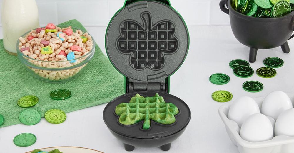 Joli mini gaufrier trèfle avec gaufre trèfle vert, porte-bonheur et œufs