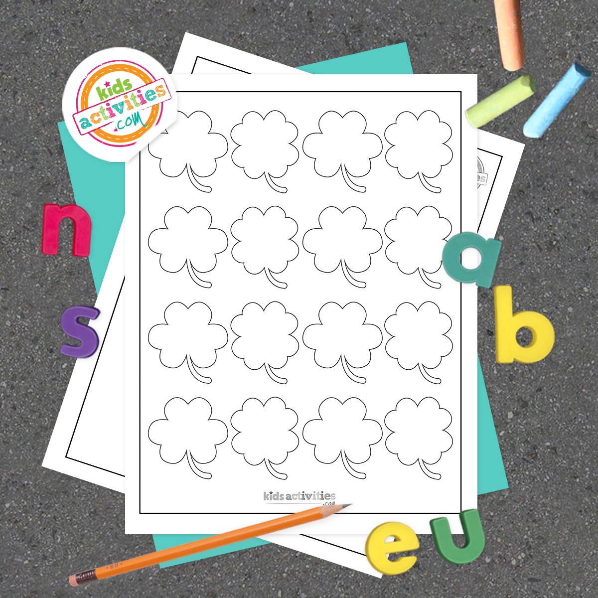 Modèle de trèfle imprimé en noir et blanc, sur des feuilles bleu-vert et violet avec des crayons assortis et des lettres magnétiques sur un fond gris foncé. version pdf imprimée du blog d'activités pour enfants.