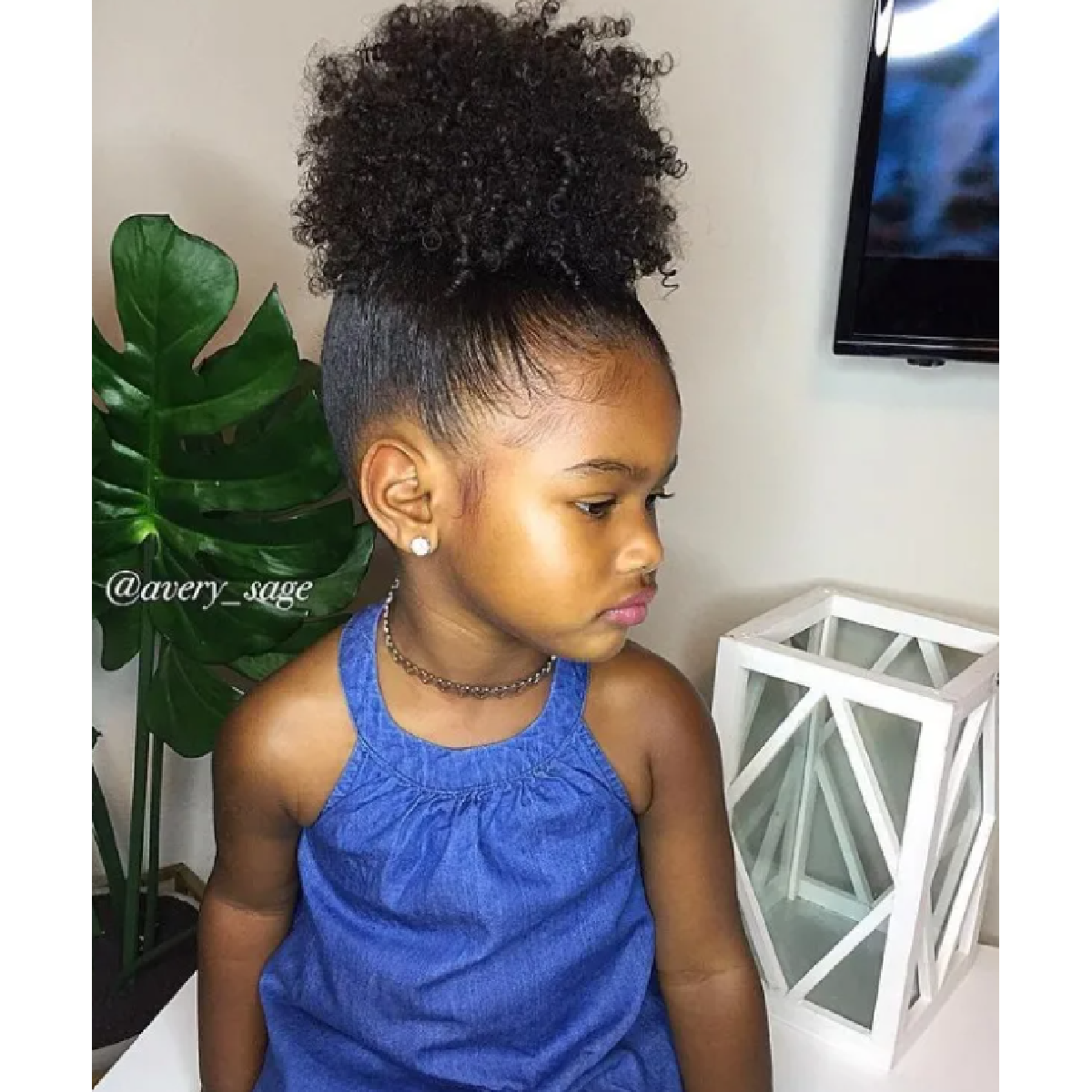 cheveux du jour de la photo - chignon haut porté par une petite fille en robe bleue - blog d'activités pour enfants