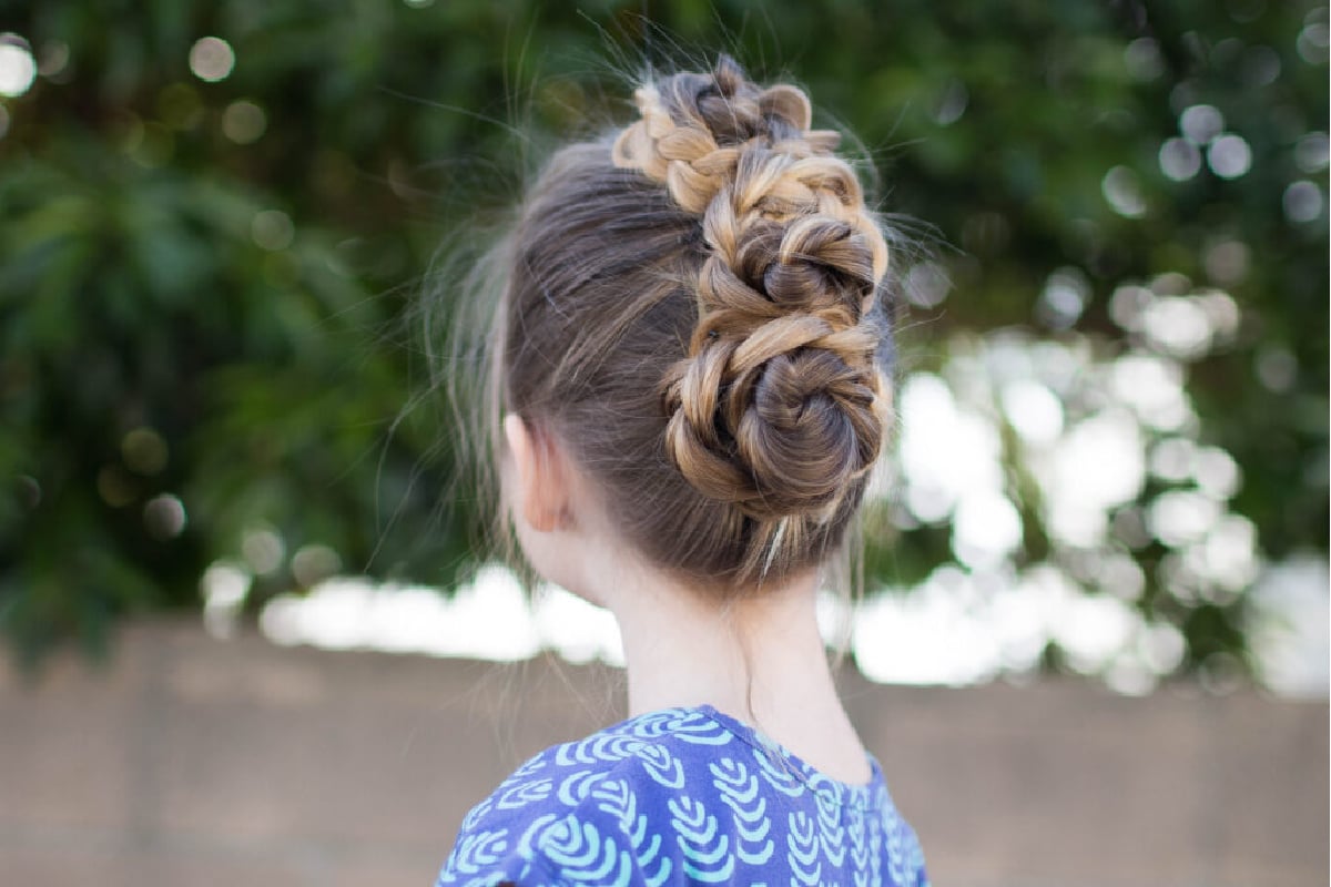 Cheveux du jour de la photo - chignon triple porté par une petite fille avec une chemise bleue - blog d'activités pour enfants