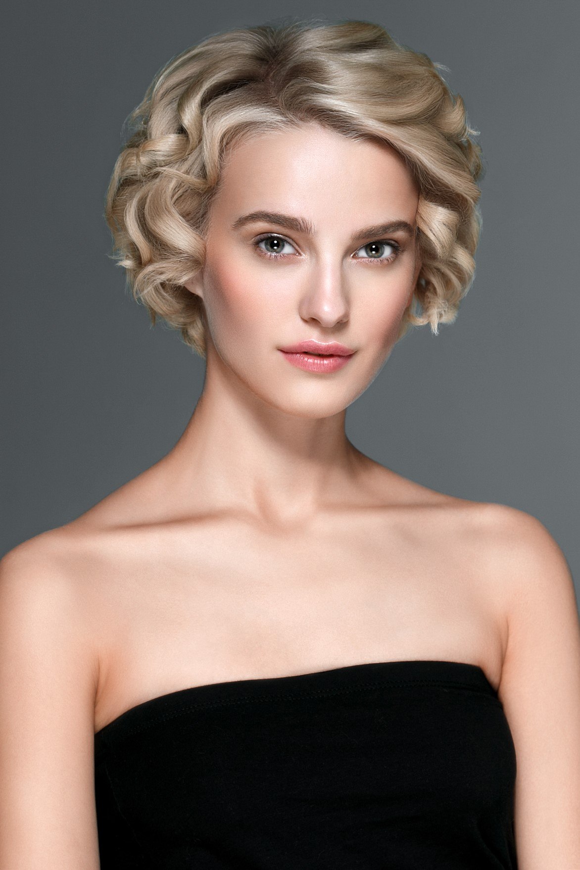 Femme avec permanente ondulée sur cheveux courts
