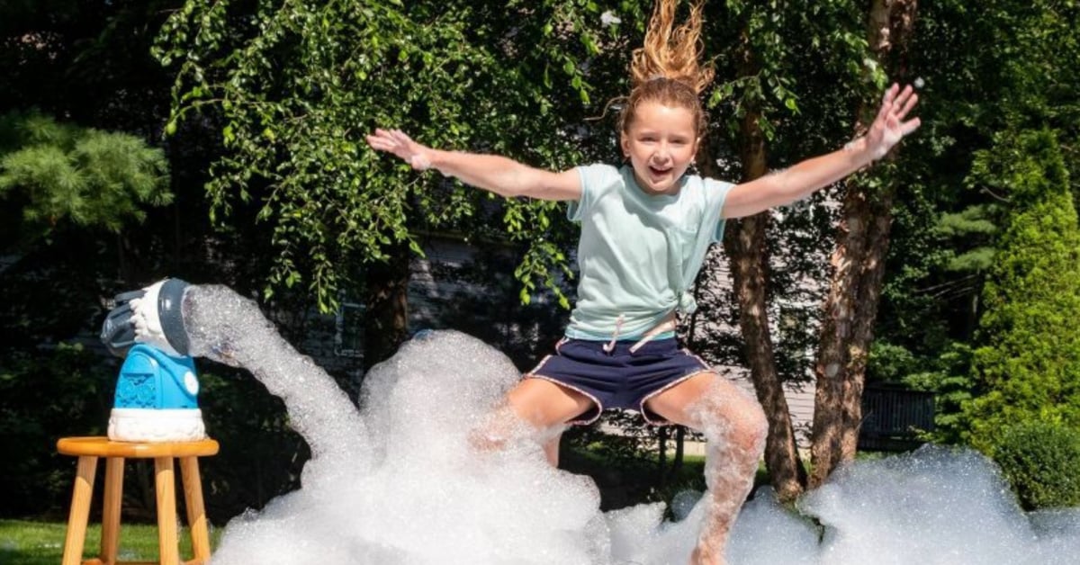 Ce jouet promet de créer des tas et des tas de mousse légère et aérée dans laquelle vos enfants pourront jouer pendant des heures