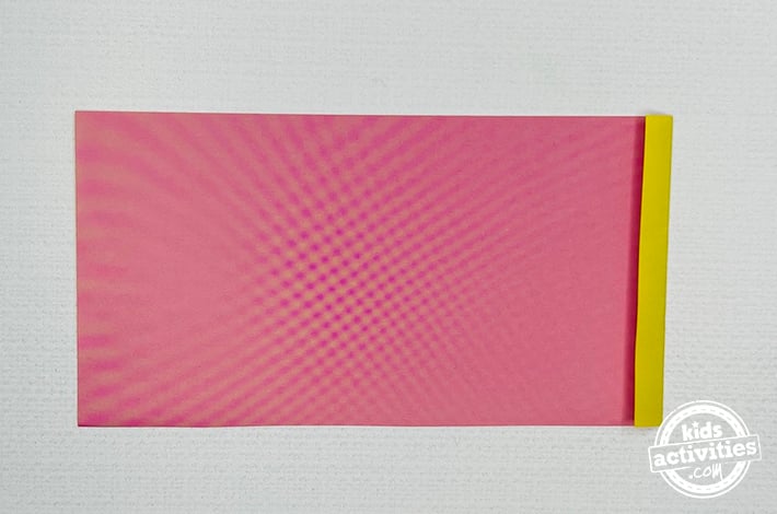 Artisanat de papillon en papier - étape 9 - prenez le deuxième morceau de papier pour fabriquer un autre jeu d'ailes - du blog Kids Activities