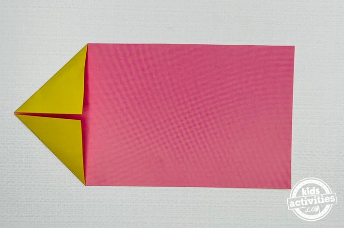 Artisanat papillon en papier - étape 3 - coupez le morceau de papier en deux.  du blog d'activités pour enfants