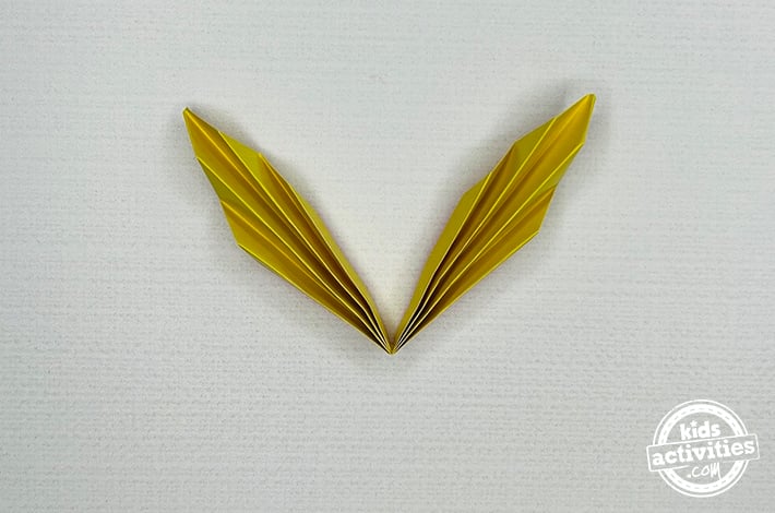 Artisanat de papillon en papier - étape 8 - plier en deux - du blog d'activités pour enfants