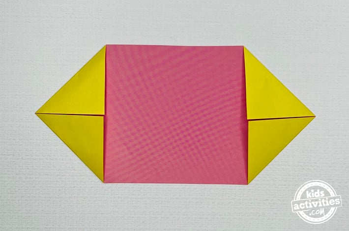 Artisanat de papillon en papier - pliez les coins droits vers l'intérieur - du blog d'activités pour enfants