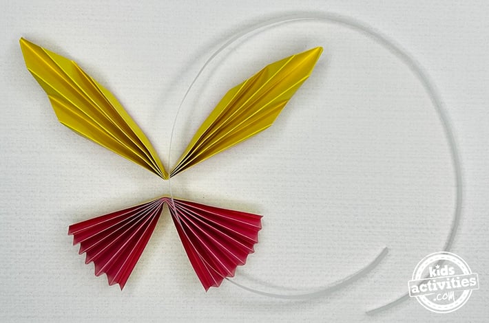 Artisanat de papillon en papier - étape 12 - attachez les deux moitiés ensemble - du blog d'activités pour enfants