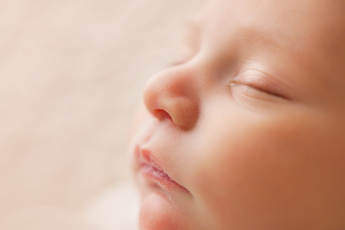Prénoms de bébé des années 90 – bébé garçon endormi