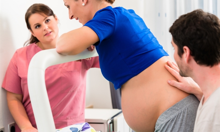 Pratique d'accouchement sain Lamaze : évitez d'accoucher sur le dos et suivez les envies de pousser de votre corps