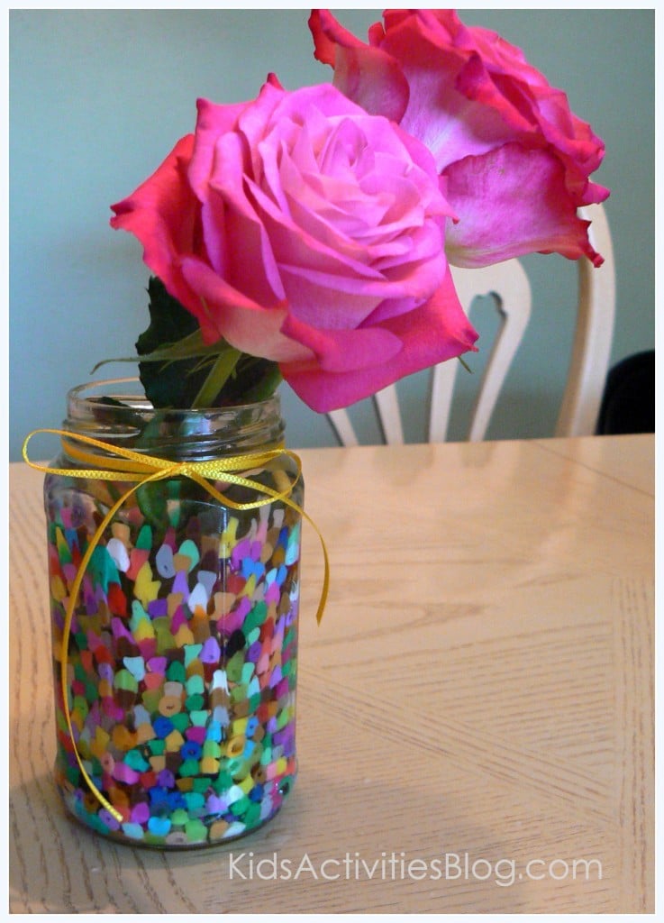 P1350514 vase en perles fondues présenté sur une table avec des roses - Kids Activities Blog