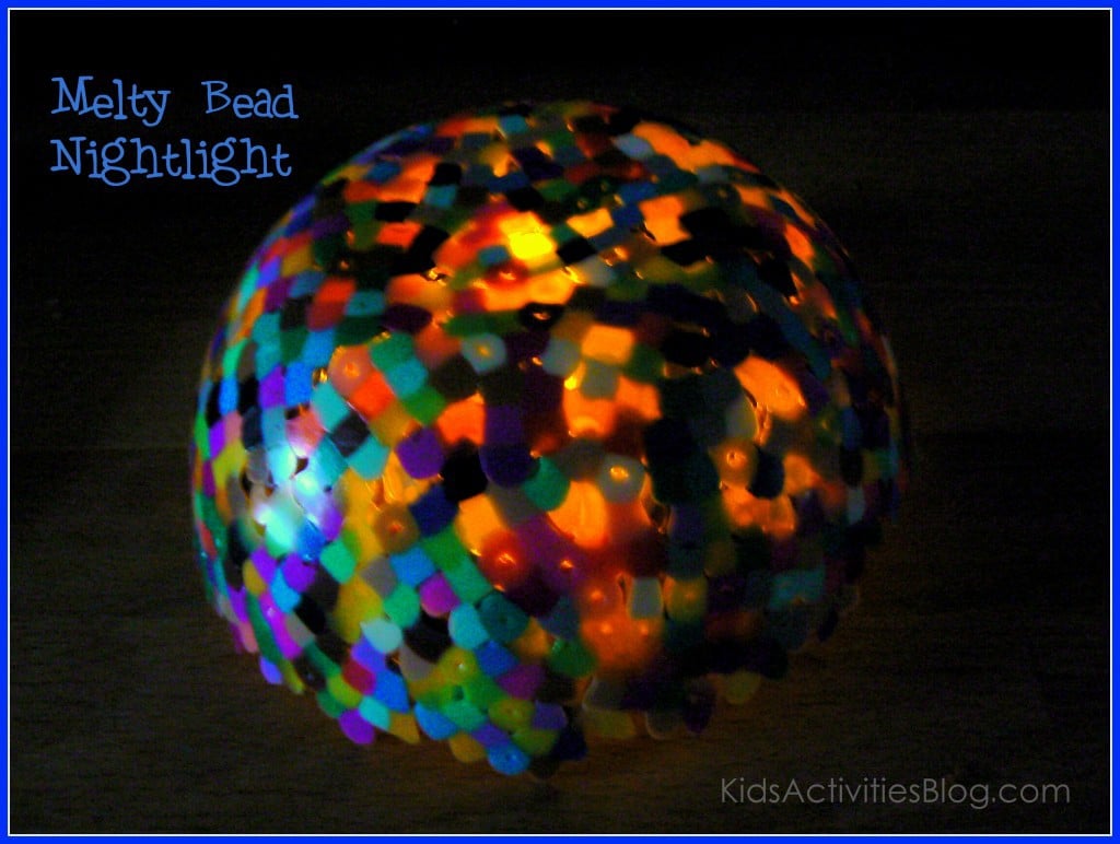 P1350543 Veilleuse à perles fondues finie dans l'obscurité avec une lumière en dessous apparaissant à travers les perles fondantes - Kids Activities Blog
