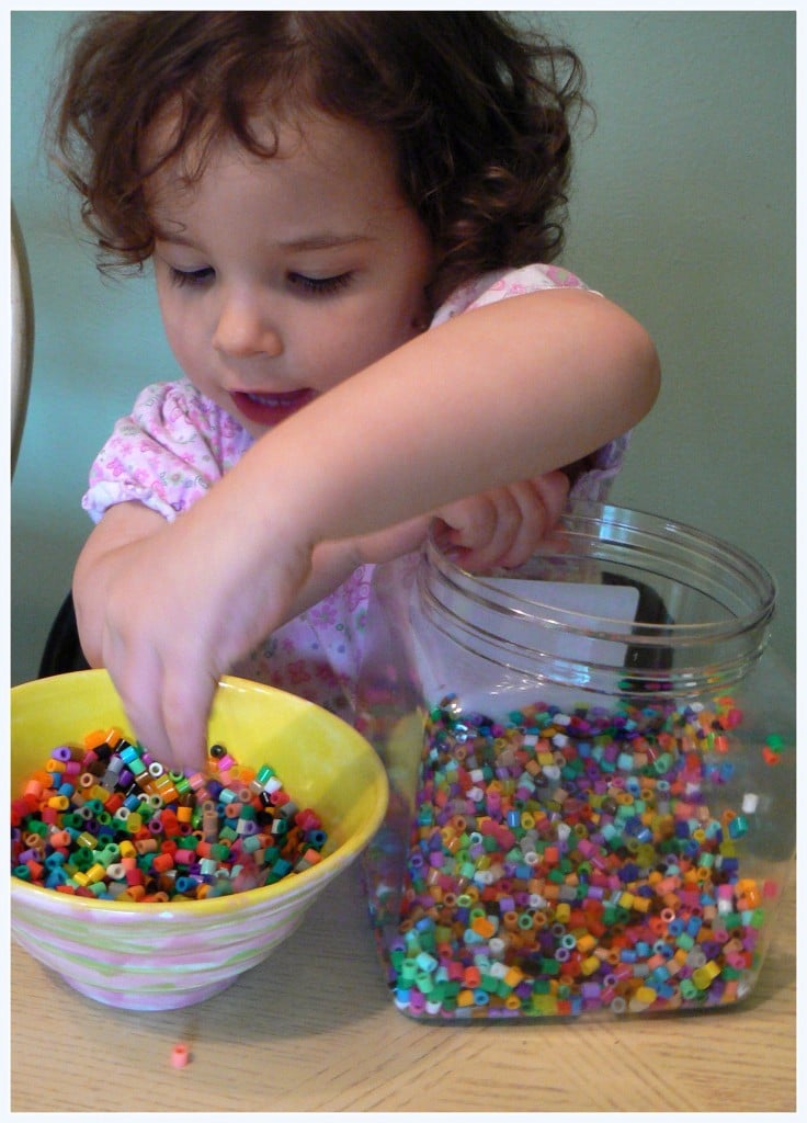 P1350575 enfant triant des perles melty dans un bol - Kids Activities Blog
