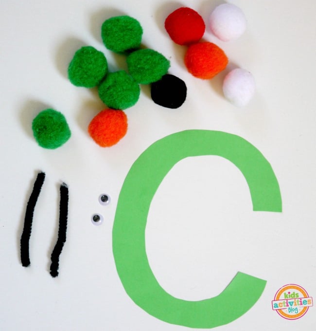 Fournitures nécessaires pour C est pour l'artisanat de la lettre c de chenille préscolaire - yeux écarquillés, lettre c, cure-pipes, blog d'activités pour enfants