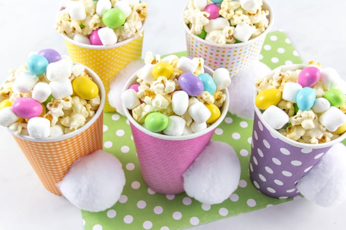 Mélange de collations pour appâts de lapin de Pâques à l'intérieur de gobelets en papier pour appâts de lapin.