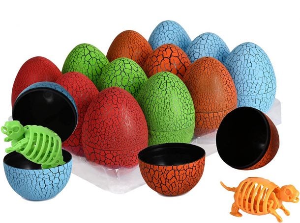 œufs de dinosaures œufs de Pâques - une douzaine d'œufs présentés avec des squelettes de dinosaures comme remplissage d'œufs en plastique