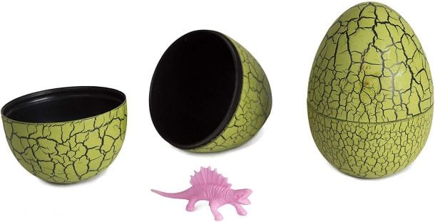 Oeufs de Pâques de dinosaures - dinosaure rose représenté dans un œuf vert éclos ouvert