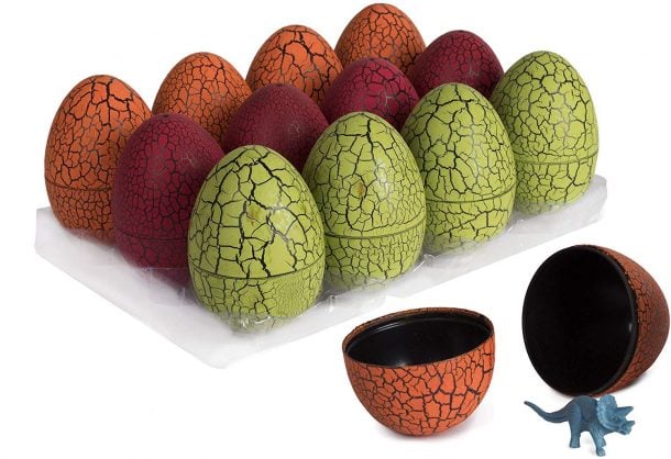 Oeufs de dinosaures de Pâques présentés par douzaine avec un petit dinosaure issu d'un œuf fêlé