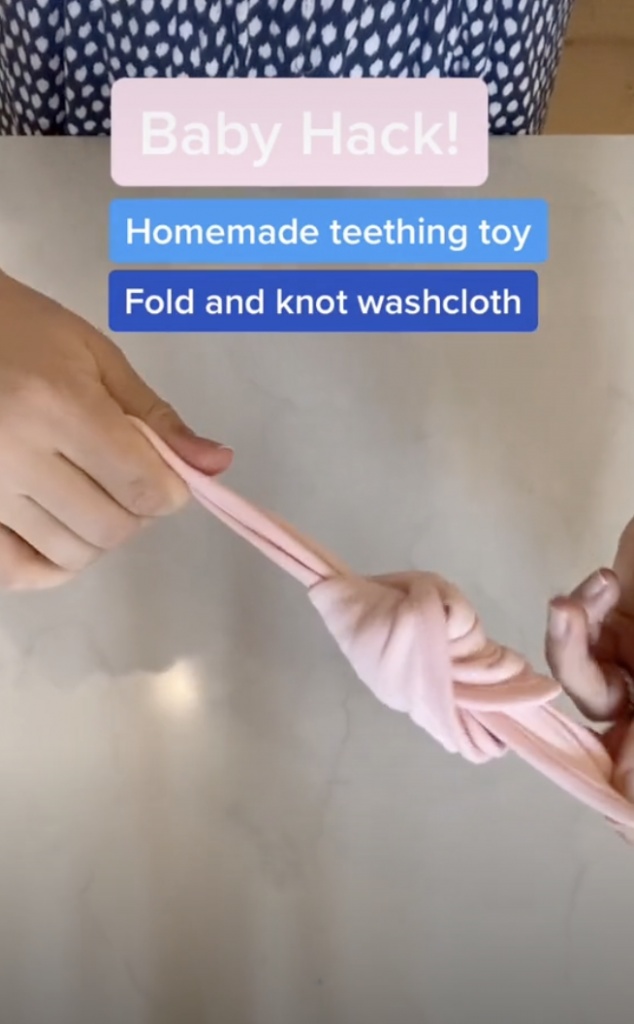 Texte : Baby Hack jouet de dentition fait maison gant de toilette plié et noué - gant de toilette à nouer illustré sur l'image