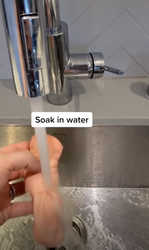Montrant un gant de toilette noué sous le robinet se mouillant avec des mots, tremper dans l'eau
