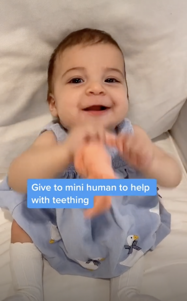 Bébé qui fait ses dents souriant
