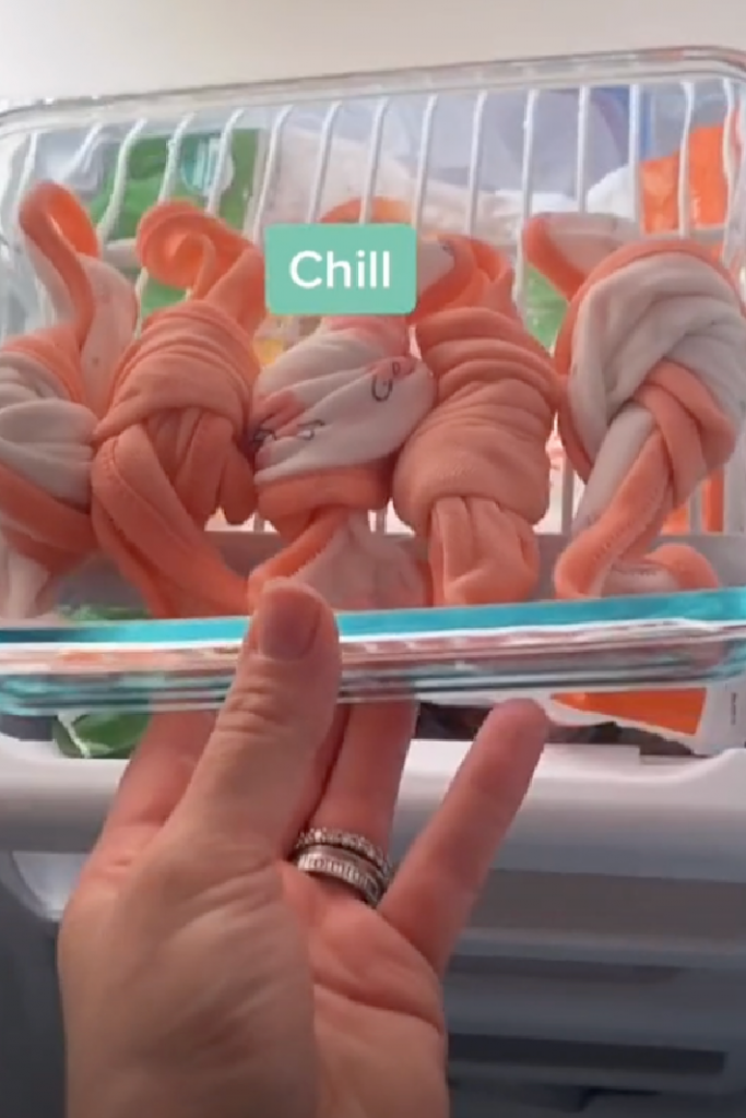 Plat de cuisson rempli de vêtements de toilette noués pour la dentition avec le mot « chill »