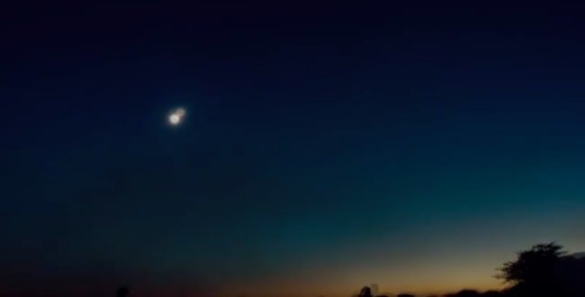 éclipse dans un grand ciel