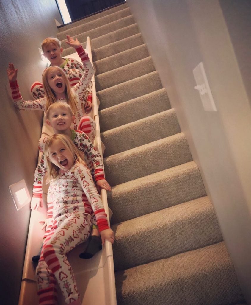 Glissade d'escalier sur des escaliers recouverts de moquette avec 5 enfants glissant dans les escaliers sur le toboggan