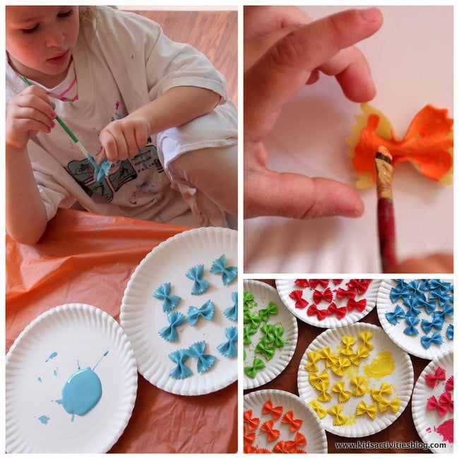 Sur la photo, étape 1 de la façon de réaliser des pâtes aux papillons pour les enfants d'âge préscolaire : peindre des pâtes aux papillons sur des assiettes en papier, puis les laisser sécher.