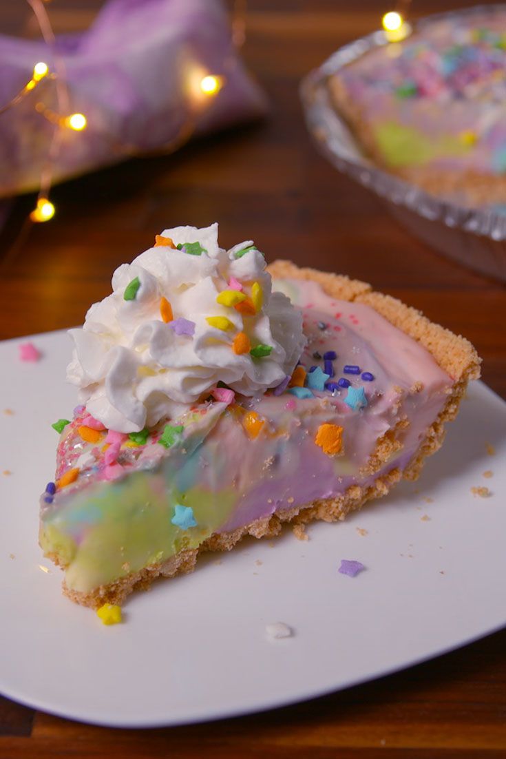 tranche de cheesecake fourrée arc-en-ciel - garnie de crème fouettée et de pépites arc-en-ciel