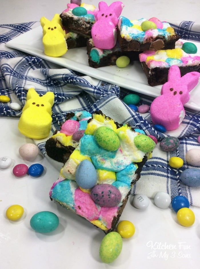 Recette de brownie Peeps présentée coupée en carrés entourée de bonbons Peeps et d'autres bonbons de Pâques
