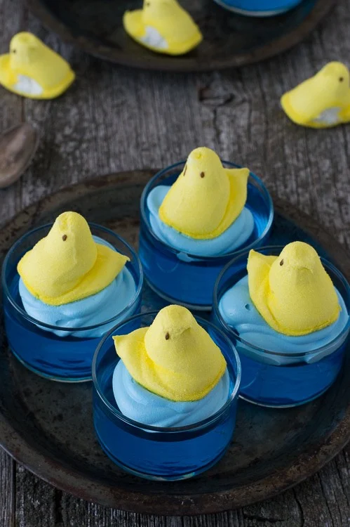 Recette Peeps de bonbons Peeps sur gelée bleue où ils ont l'air de nager