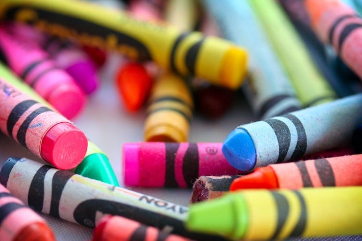 Pile de crayons- bleu, vert, orange, rouge, rose, violet, jaune- boîte de crayons