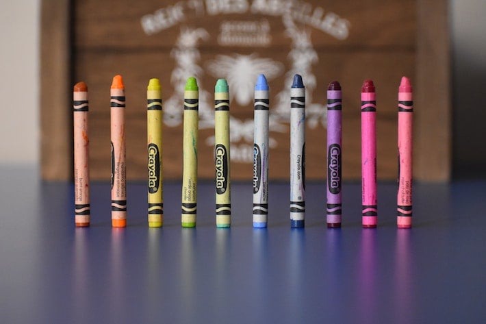 Crayons Crayola en ligne : rouge, orange, jaune, vert, vert clair, bleu clair, bleu foncé, violet, magenta et rose.