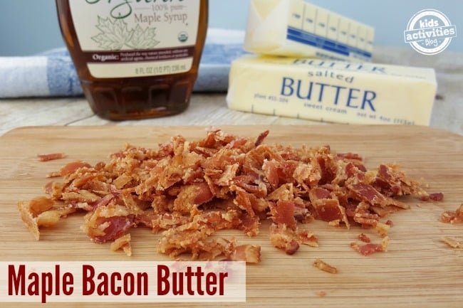 Recette de beurre de bacon à l'érable - Ingrédients : Sirop d'érable, beurre et bacon haché - Le beurre de bacon à l'érable est si facile à préparer