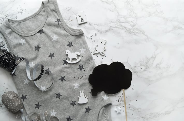 Noms de bébé - onsie avec des objets colorés sur le thème des bébés autour