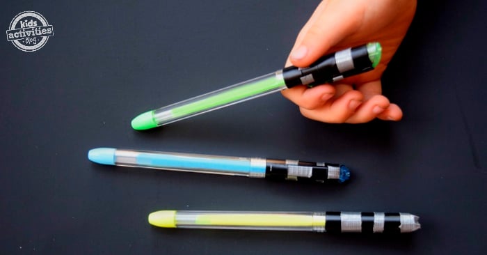 Comment fabriquer des stylos sabre laser Star Wars - Stylo vert, bleu et jaune artisanal fini