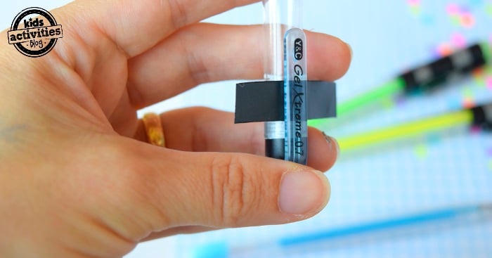 Comment fabriquer des stylos sabre laser Star Wars - Étape 3 - Enroulez du ruban adhésif autour des stylos à gel - Blog d'activités pour enfants