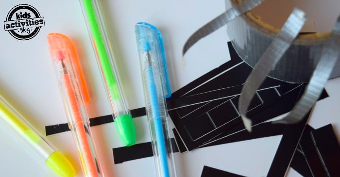 Comment fabriquer des stylos sabre laser Star Wars - Étapes 1 - ruban noir coupé avec 4 stylos jaune, orange, vert, bleu - blog d'activités pour enfants